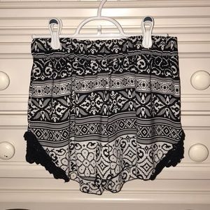 Black & white patterned flowy shorts, size medium